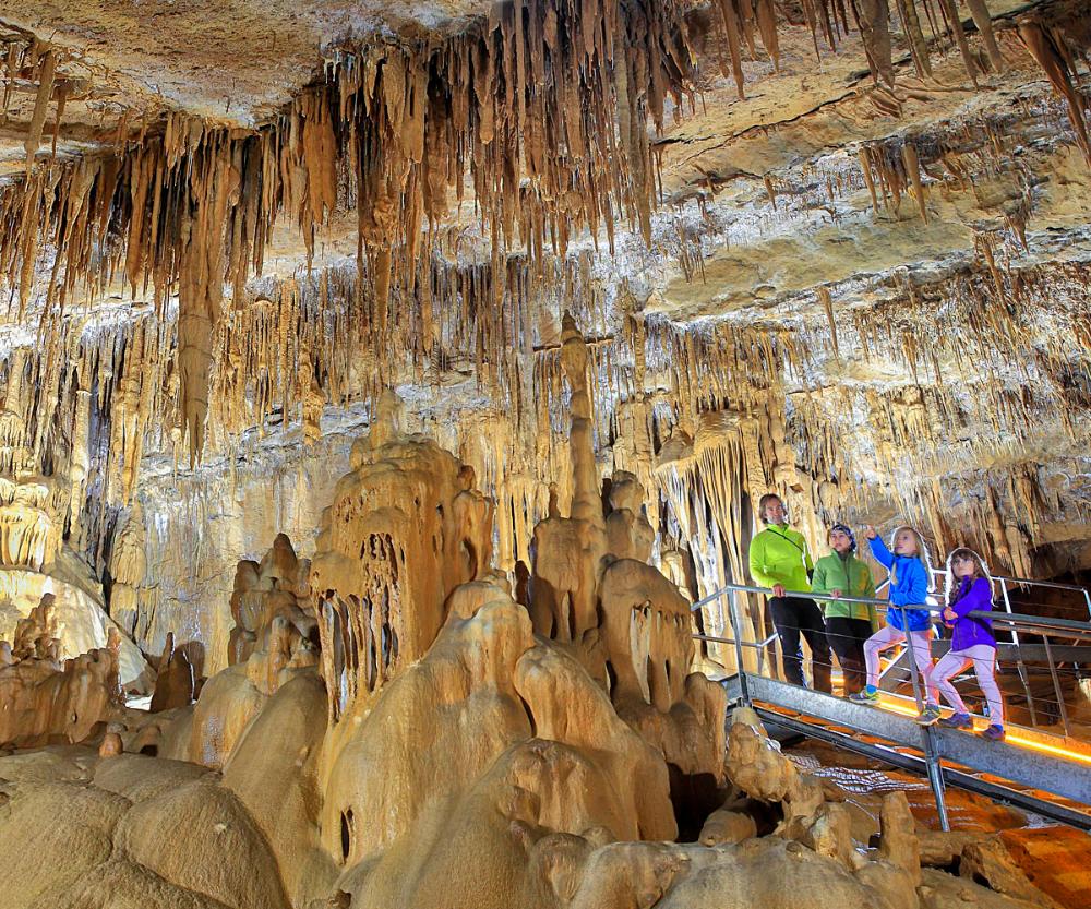 Familia visitando el interior de la cueva de Mendukilo